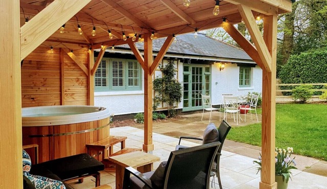 Stay in the AONB with Own Hot Tub, Dogs Welcome