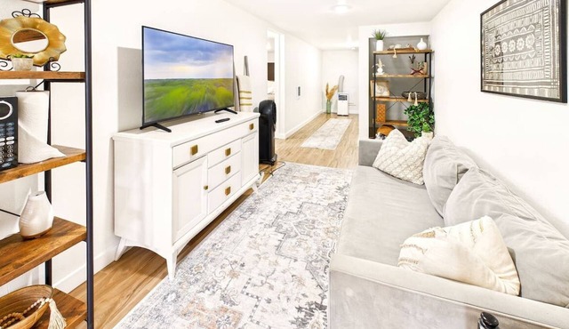 Stay in the center of the Willamette Valley close to wineries