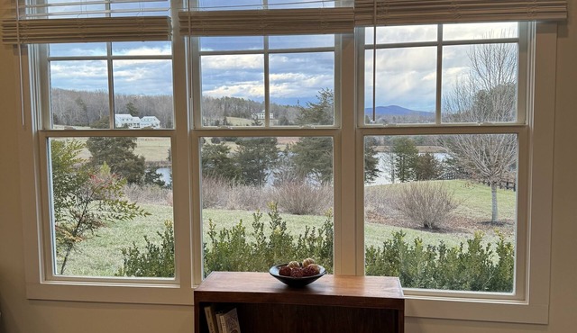 Stay in the country!nSix minutes from downtown