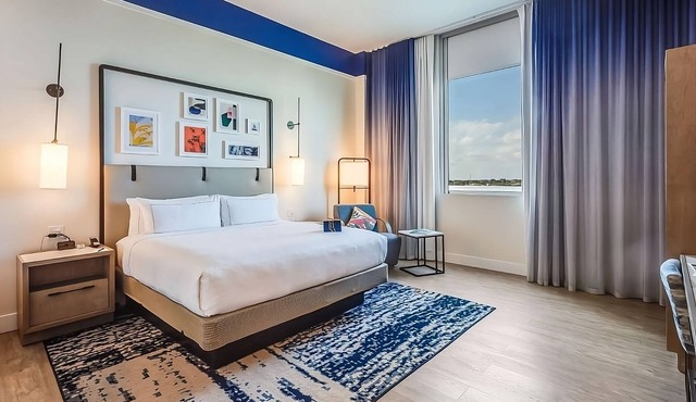 Stay in the Heart of Miami! Rooftop Swimming Pool, Pets Allowed!