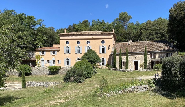 Stay in the heart of Provence for 18 pers! 3/4 h from the sea.