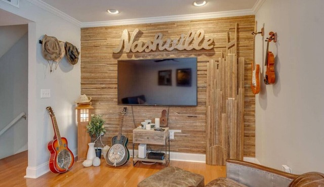 Stay in the heart of Downtown - Walk to Broadway!