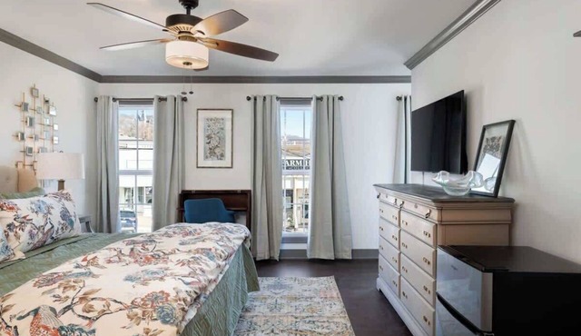 Stay in the Heart of Parkville-KingBed-Shopping