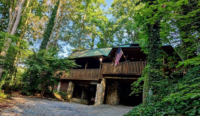 Stay in the Treehouse Lodge! Hot tub, game room, fire place, wrap around porch!