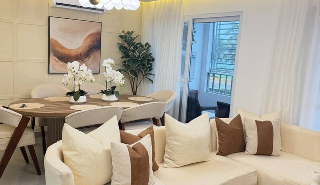 Stay in this beautiful central and luxurious apartment 5 minutes from the beach.