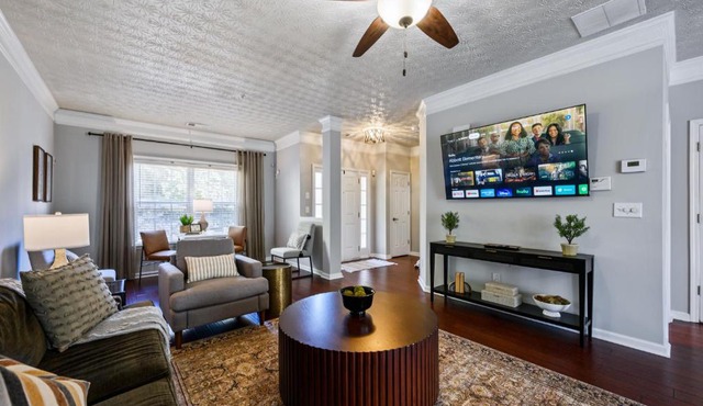 Stay In This Chic Townhome Near Olde Rope Mill