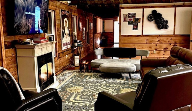 Stay in this historic Automotive-themed huge Apt. Located in charming Whitingham