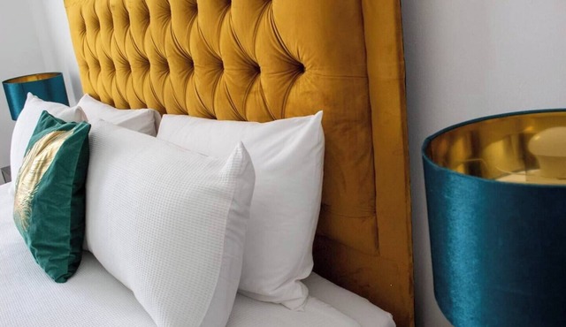 Stay in this lovely home, perfect for large families & groups for a comfortable and convenient visit by SHM Stays Group. The space is bright, welcoming, and ideal for both short and longer stays. Close to local shops, transport links, and amenities.