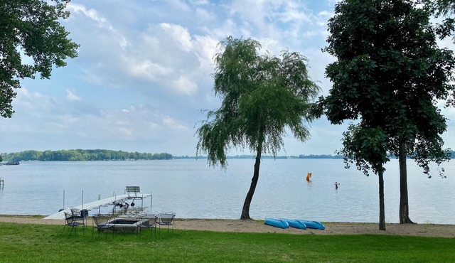 Stay in View of Madison: Beautiful, spacious home on Madison Lake