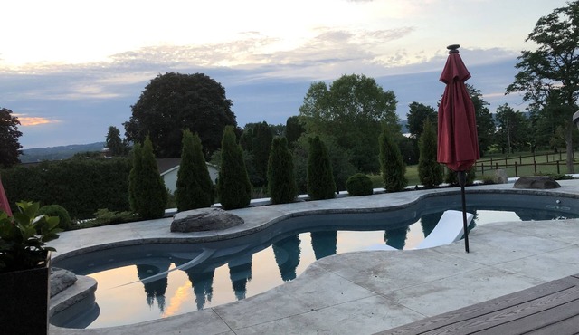 Stay in your own, private resort. 4 br with heated pool, hot tub and lake views!