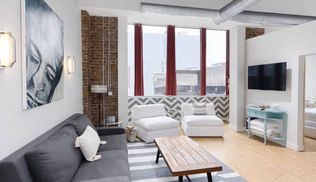 Stay like a local, walk to Broadway! The June Loft with king beds by Music City Loft