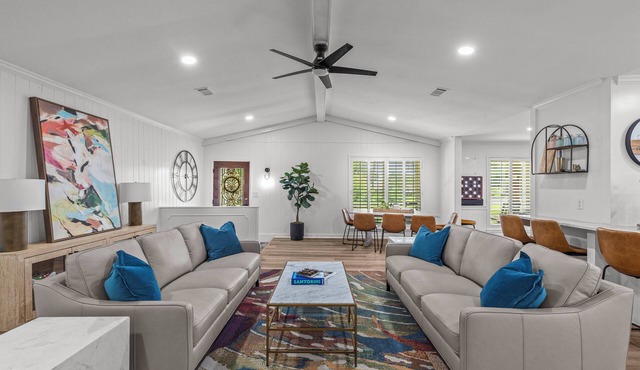 Stay Local Fantastic 4 Bedroom Near the Rez Sleeps 16