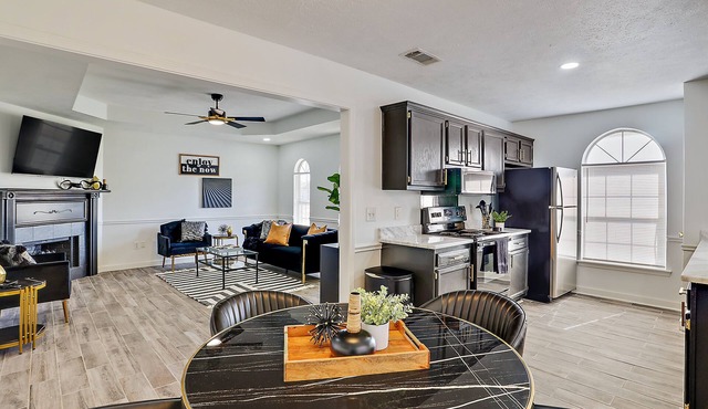 Stay Local - Gameroom near Amphitheater and Baseball