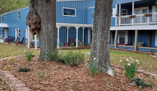 Stay 'n' PlaynUpstairs 2 Bedroom Apartment 1/4 mile from Houston County Lake