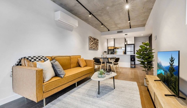 Stay Near Botanic Garden with Gym, Sauna & Parking