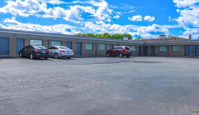 Stay near Botanical Gardens with Pet-Friendly Room and Parking