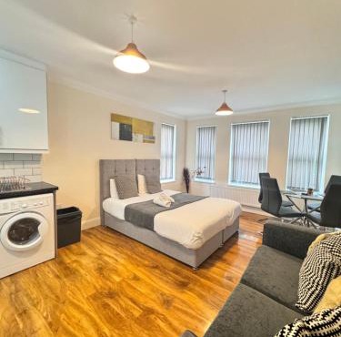 Stay Near Heathrow! Pristine, Convenient & Only 5 Mins to the Terminals