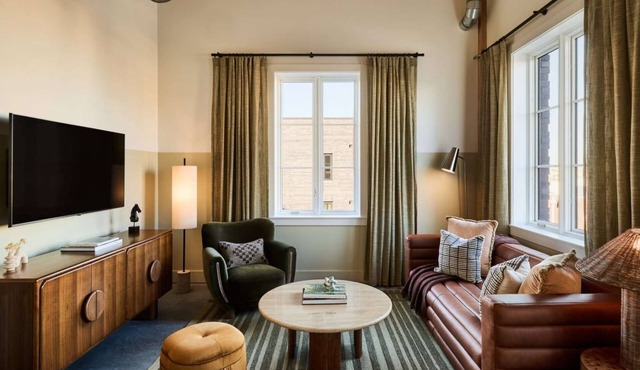 Stay Near River Street + Pool, Bike, Dining & Gym