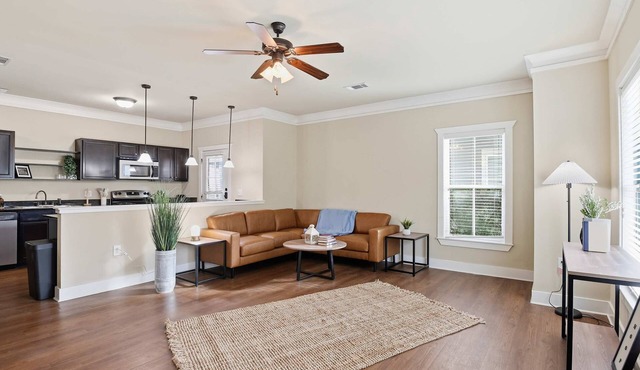 Stay near Texas A&M Spacious Cottage w/Clubhouse
