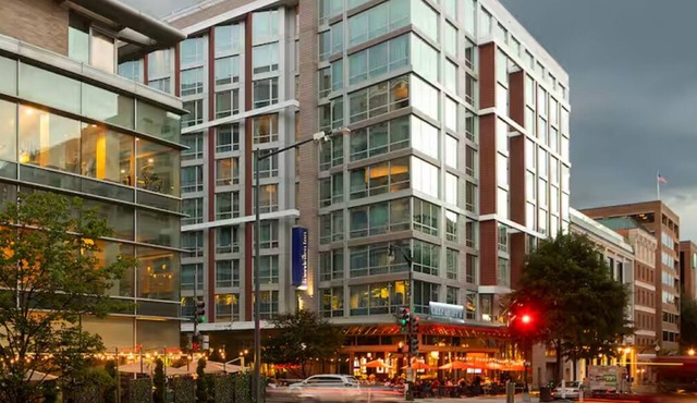 Stay Near to Lincolin Memorial – 7 Min Walk, Stylish Unit w/Rooftop Pool Access