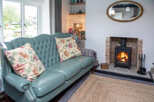 Stay Northside Luxury Two Bedroom Country Cottage with Log Burner Fast Wifi Free Parking Village Pub Nearby