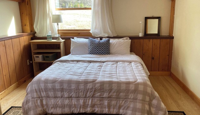 Stay on a working blueberry and lavender farm! Beautiful views! Close to nature!