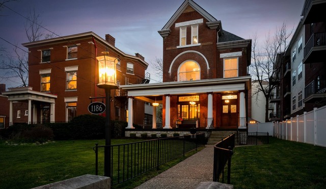 Stay on Broadway - Sleeps 10, Hot Tub, Walkable!