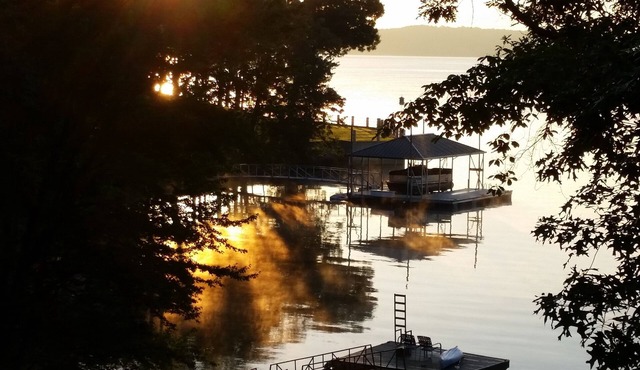 Stay on Kentucky Lake at this First Floor Condo
