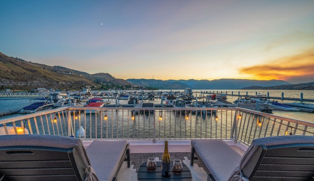 Stay ON Lake Chelan with amazing views | Stationary 1 Bed houseboat