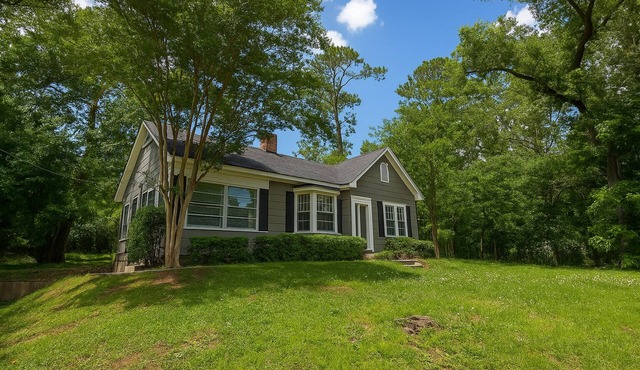Stay on Magnolia Hill 3BR Cottage in Meridian, Mississippi with Southern Charm