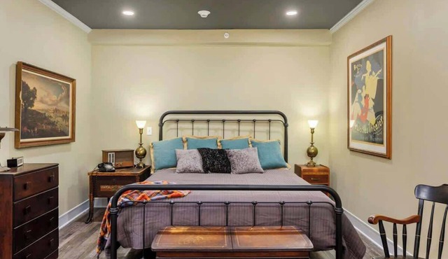 Stay On Main:King Bed: Walkable Area