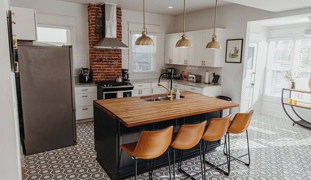 Stay on Main - Large Home Near Plaza, Westport & Downtown