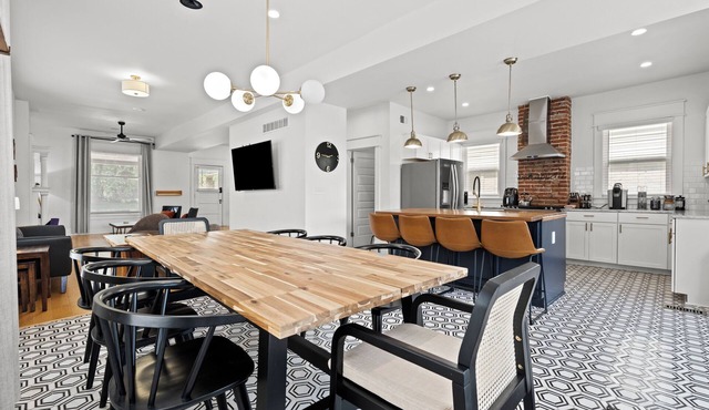 Stay on Main Mini - Home Near Plaza, Westport & Downtown