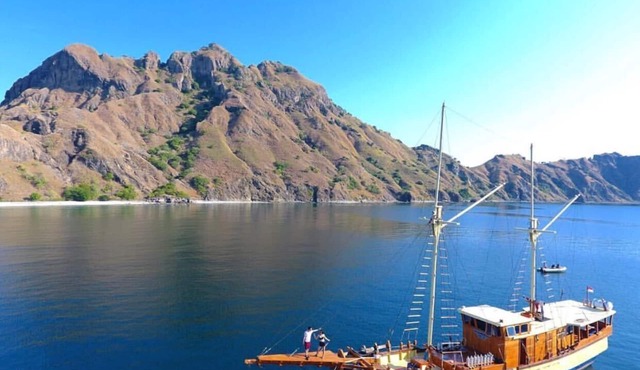 stay on pirate ship at komodo , Indonesia