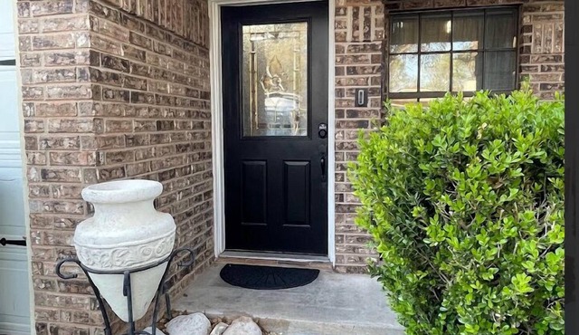 Stay on Rey- Charming 3-bedroom/2 bath house with office space in beautiful Waco