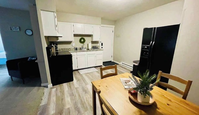 Stay on Spring | Sleeps 4 | Spacious | DTSF | #3