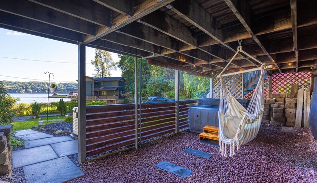 Stay on the Bay w/Hot Tub/lots of amenities !