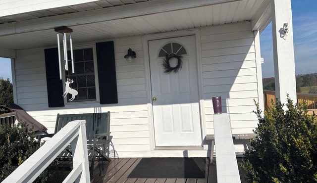 stay on the farm! Pet friendly!adorable cottage blue ridge mountains Galax Va.