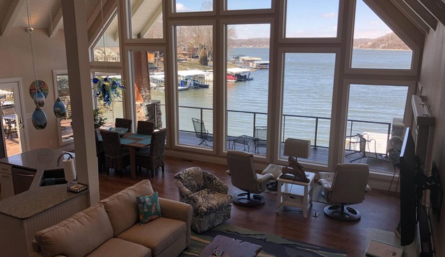 Stay on the lake with amazing views! Perfect for families including Fido!