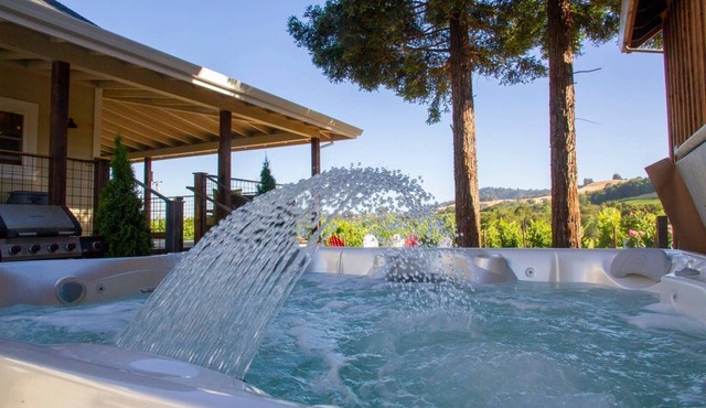 Stay on the vineyard, hot tub &pool. 5 Queen suites, chef's kitchen, wrap porch