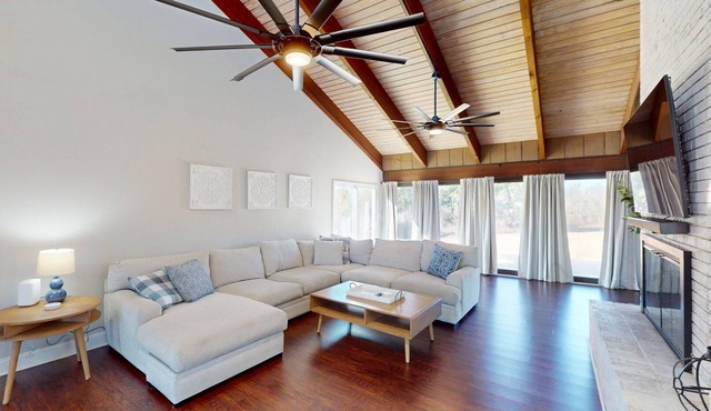 Stay pet friendly big backyard. Plenty of room for everyone!