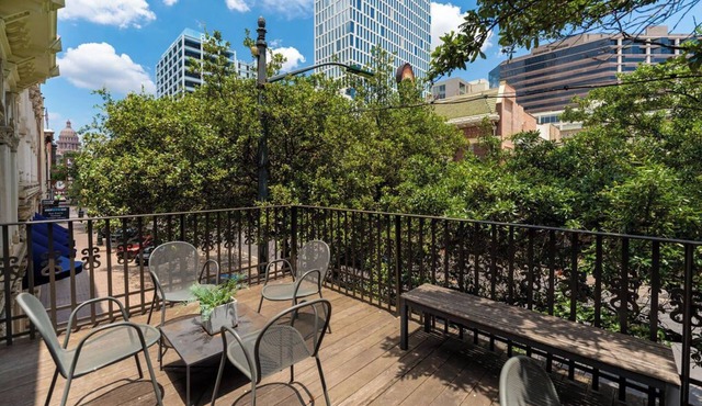 Stay & Play in Style: Iconic Views, Chef’s Kitchen, Game Room & Luxury Living