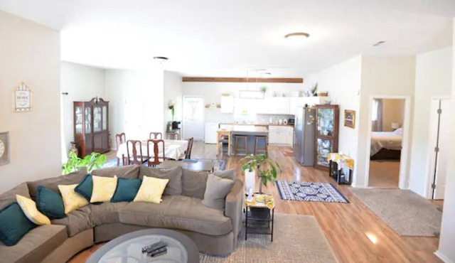 Stay & Play! Private guest house, Golf,Pool,Court