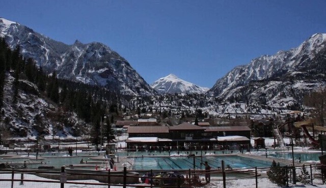 Stay & Play - Steps To Hot Springs & Restaurants….
