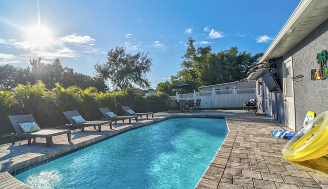 Stay & Play Tampa- Pool + Mini Golf
