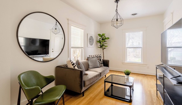 Stay Portland Collection-Hipster Vibe Apartment - Food Carts & Live Music