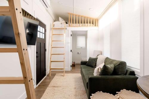 Stay Portland - The Graffiti Alley Tiny House - Food, Art & Beer