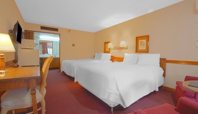Stay Queen Room, Parking Included, Pet Friendly, Near Joe’s