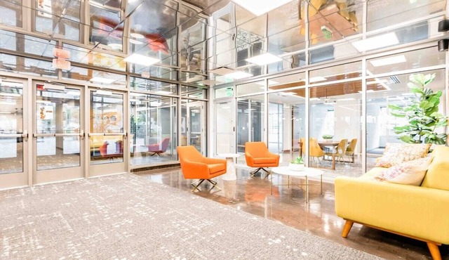 Stay Right in the Heart of Downtown+Free Parking