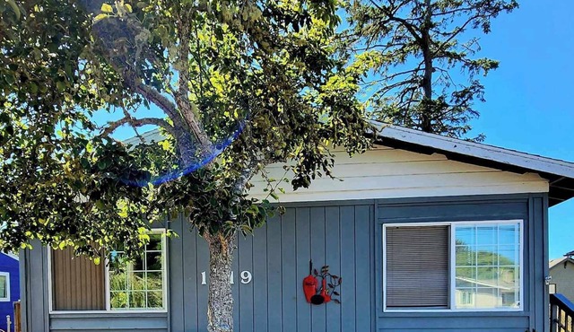 Stay right in the heart of Long Beach, WA — steps from the ocean!